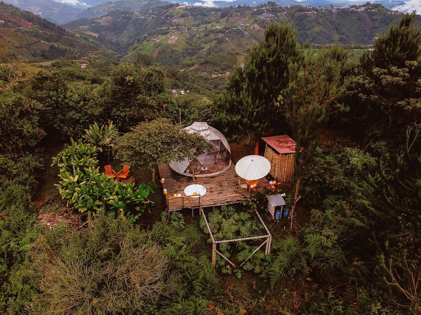 Delirium visto desde el aire con la montaña de fondo